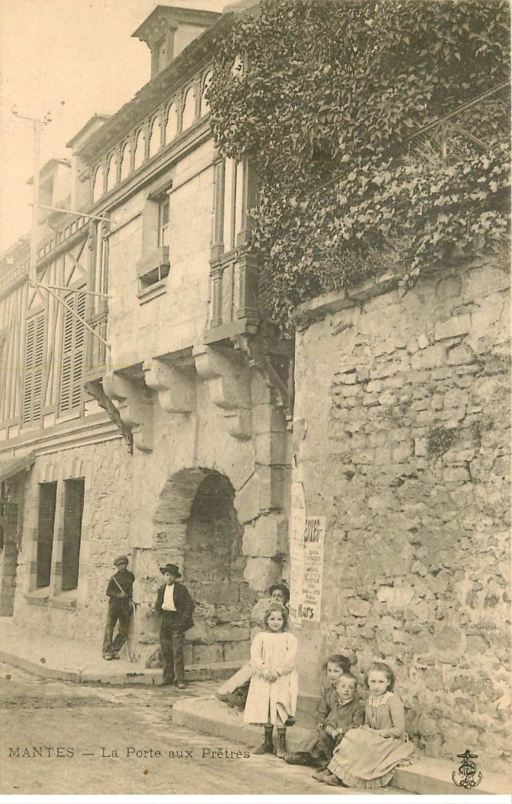 78 MANTES. La Porte aux Prêtres vers 1900