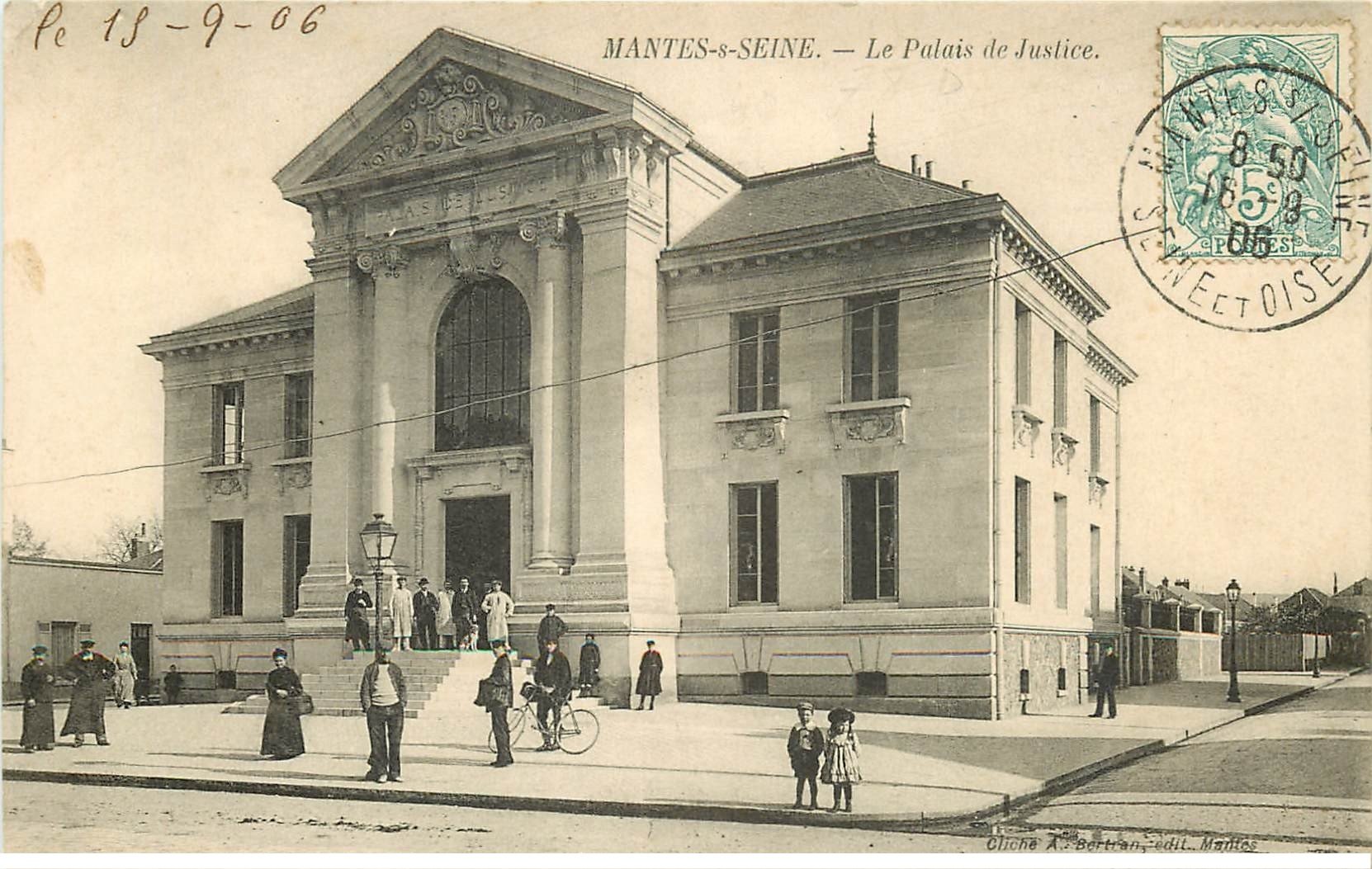 carte postale ancienne 78 MANTES-SUR-SEINE. Palais de Justice bien animé 1906