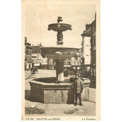 carte postale ancienne 78 MANTES-SUR-SEINE. La Fontaine avec Comptoirs Français au coin