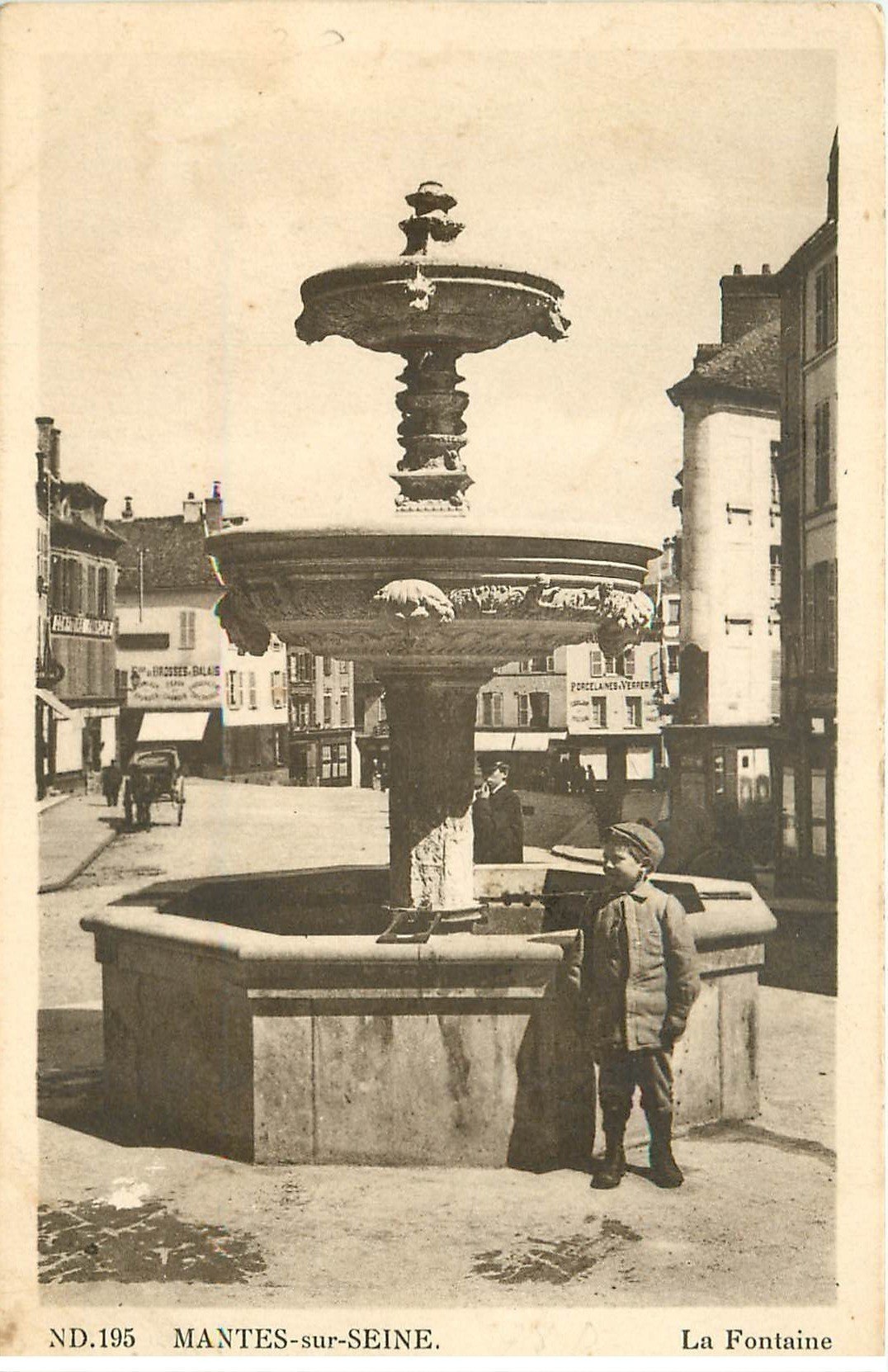 carte postale ancienne 78 MANTES-SUR-SEINE. La Fontaine avec Comptoirs Français au coin