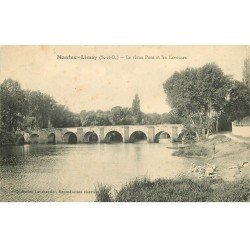 carte postale ancienne 78 MANTES-LIMAY. Laveuses près du Vieux Pont 1911