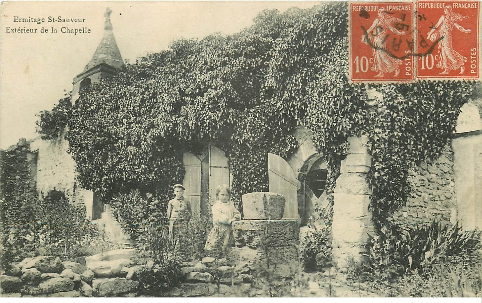 carte postale ancienne 78 ERMITAGE SAINT-SAUVEUR. Enfants extérieur de la Chapelle 1920