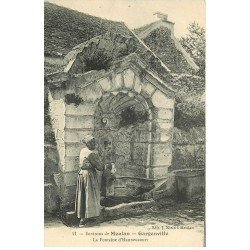 carte postale ancienne 78 GARGENVILLE. La Fontaine Hanneucourt avec vieille Femme