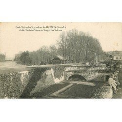 carte postale ancienne 78 GRIGNON. Ecole Nationale Agriculture. Hangar des Voitures nombreux enfants assis