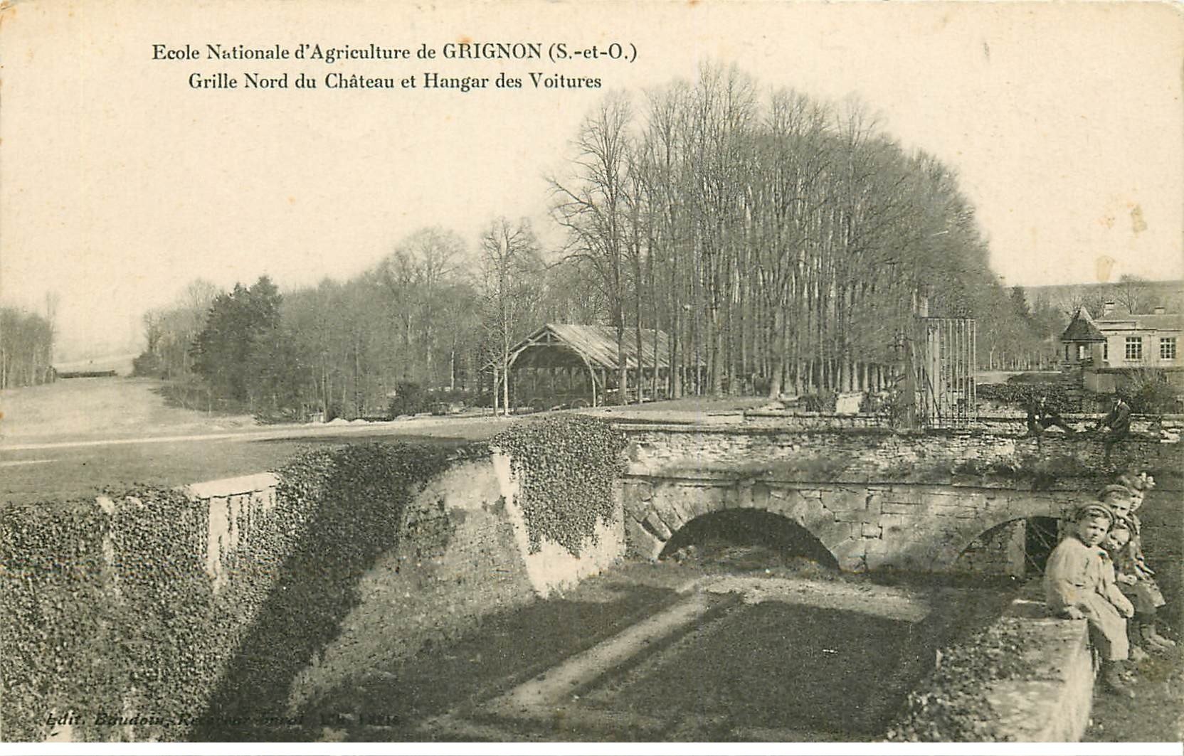 carte postale ancienne 78 GRIGNON. Ecole Nationale Agriculture. Hangar des Voitures nombreux enfants assis