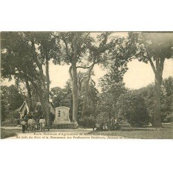 carte postale ancienne 78 GRIGNON. Ecole Nationale Agriculture. Monument Professeurs Dehérain et Sanson 1914 attelage Boeuf