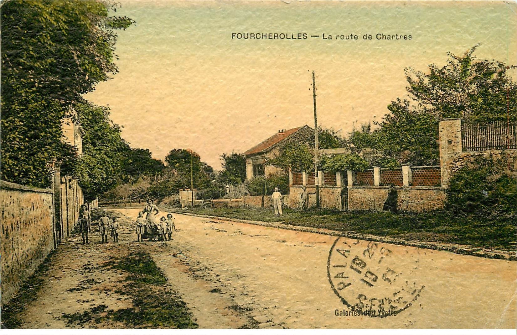 carte postale ancienne 78 FEUCHEROLLES. Animation Route de Chartres 1921. Carte de qualité