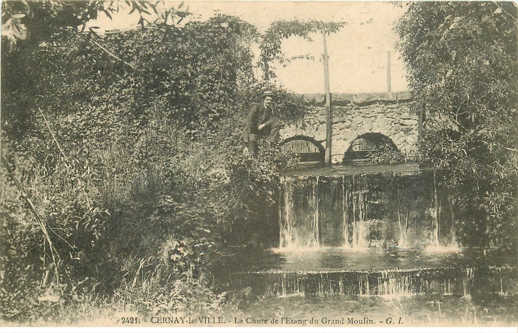 carte postale ancienne 78 CERNAY-LA-VILLE. Personnage chute Etang du Grand Moulin 1905. Timbre manquant