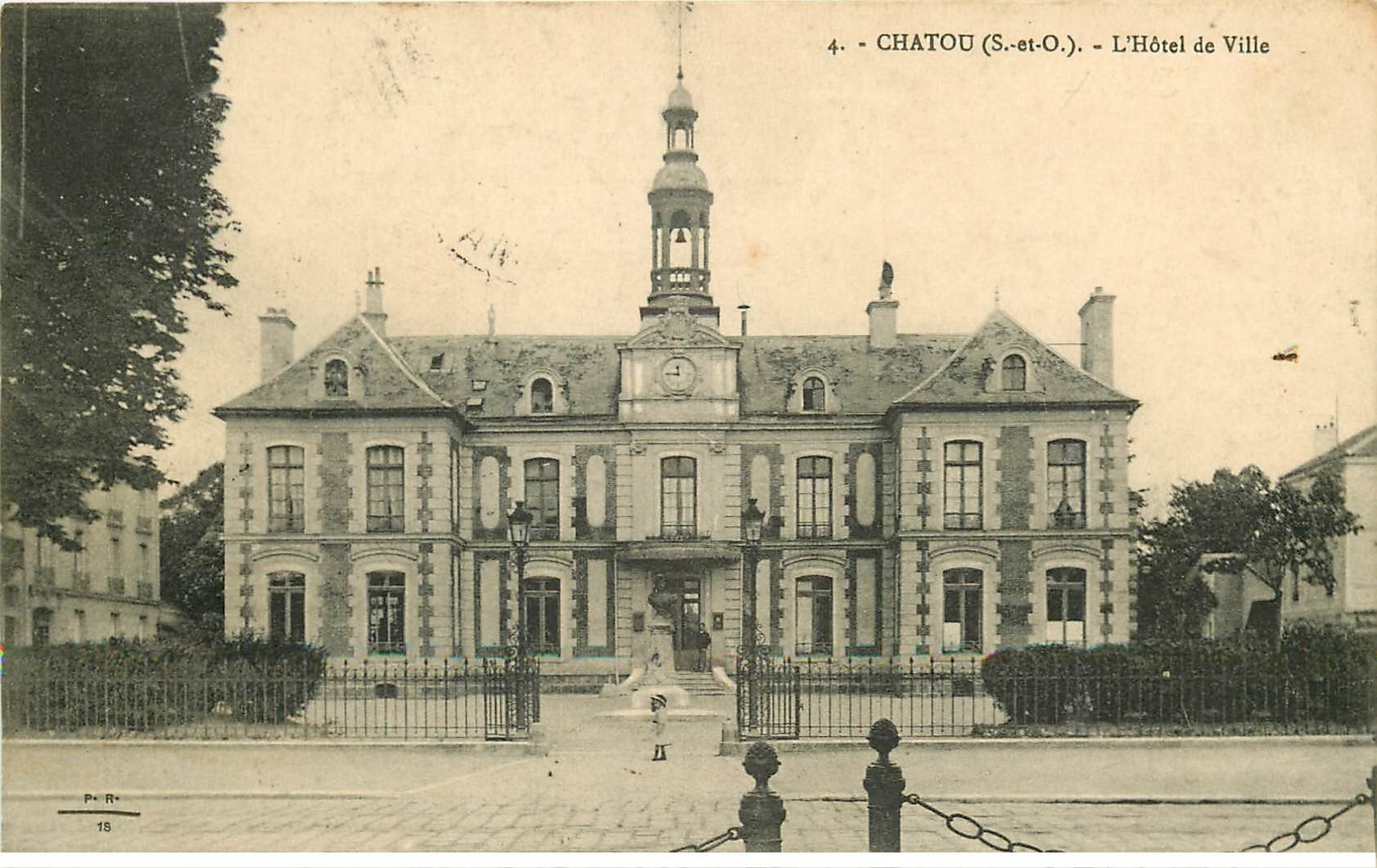 carte postale ancienne 78 CHATOU. Hôtel de Ville avec Fillette 1914