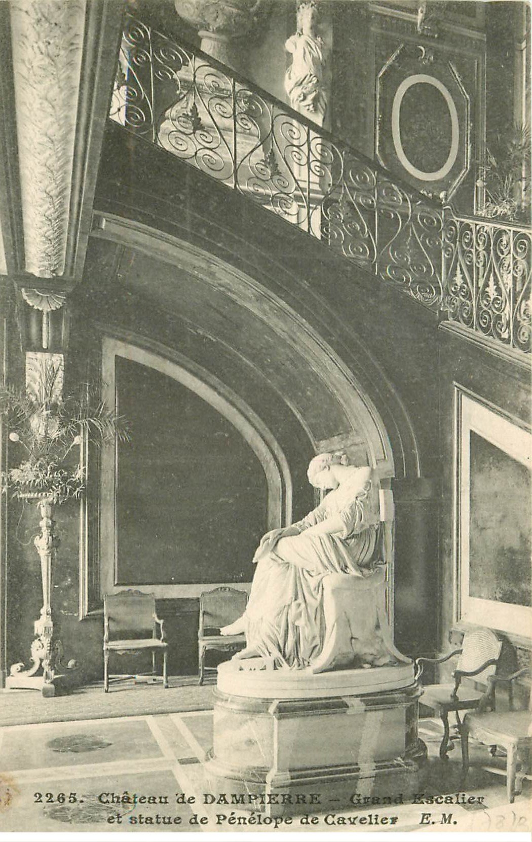 carte postale ancienne 78 DAMPIERRE. Le Château Escalier et Statue Pénélope Cavalier