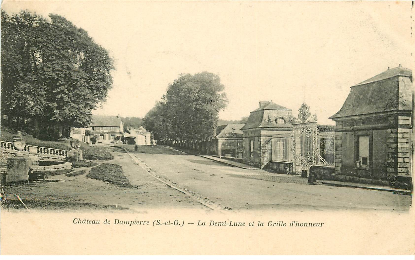 carte postale ancienne 78 DAMPIERRE. Le Château Demi-Lune et Grille Honneur 1904