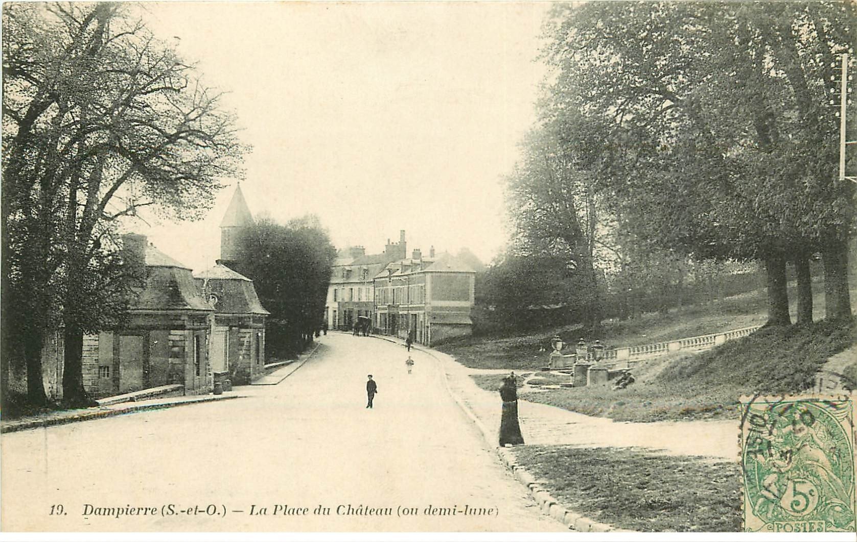 carte postale ancienne 78 DAMPIERRE. Le Château Fontaine et Eglise avec Cheval 1919