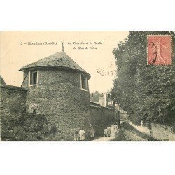 carte postale ancienne 78 HOUDAN. Tourelle Ruelle Clos de l'Ecu fillettes