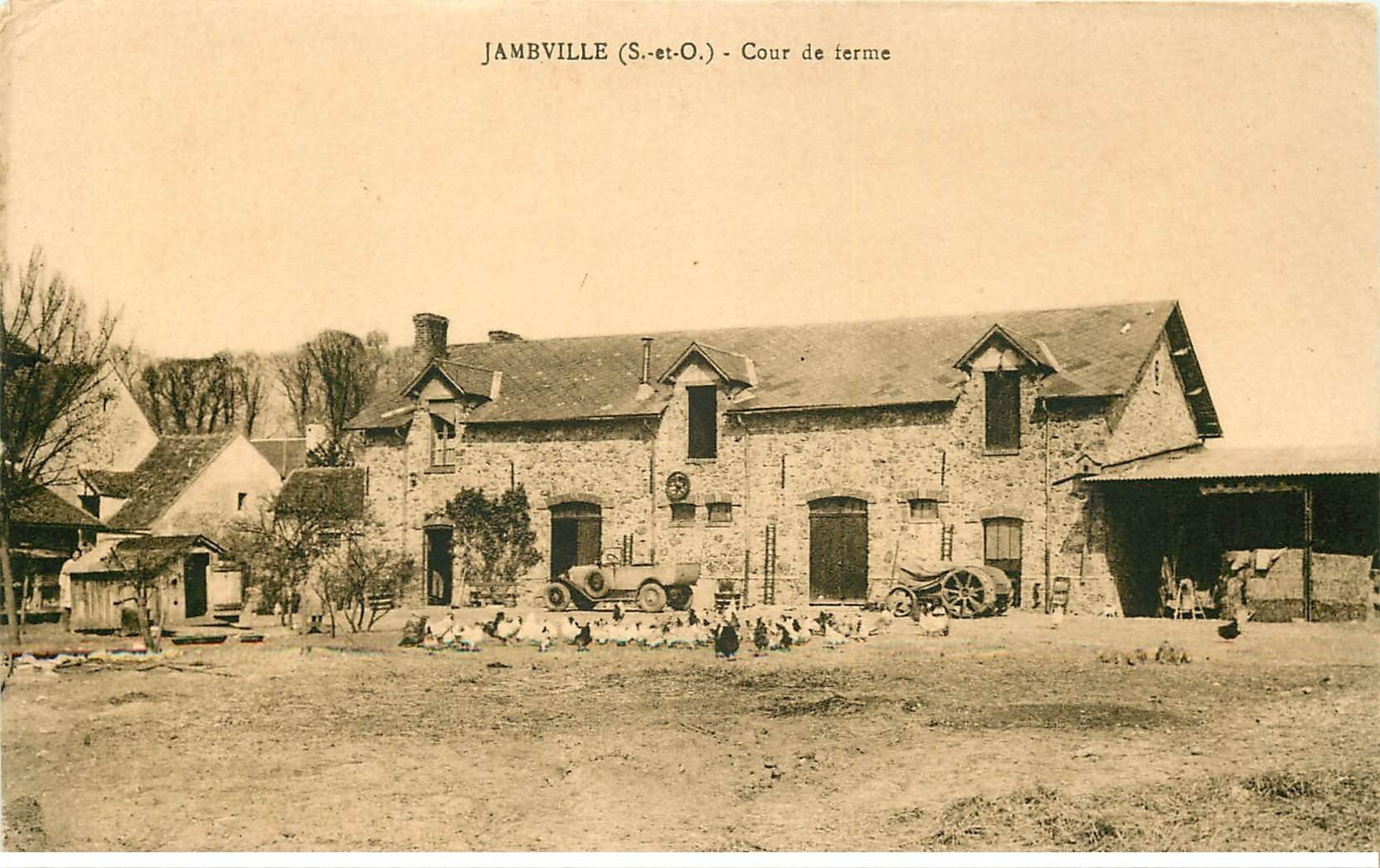 carte postale ancienne 78 JAMBVILLE. Cour de Ferme Voiture Tracteur ancien et Poules