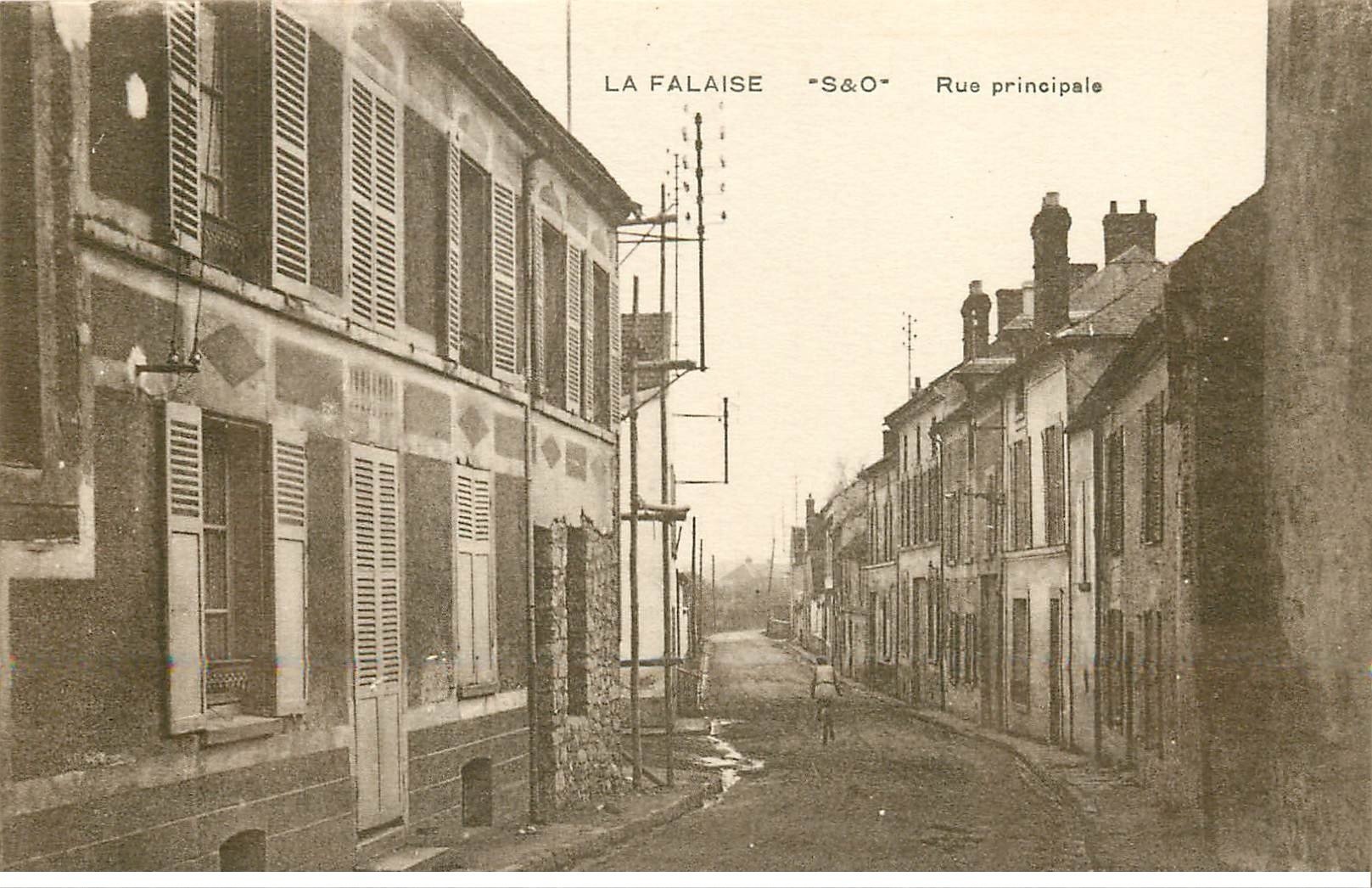 carte postale ancienne 78 LA FALAISE. Rue Principale cycliste