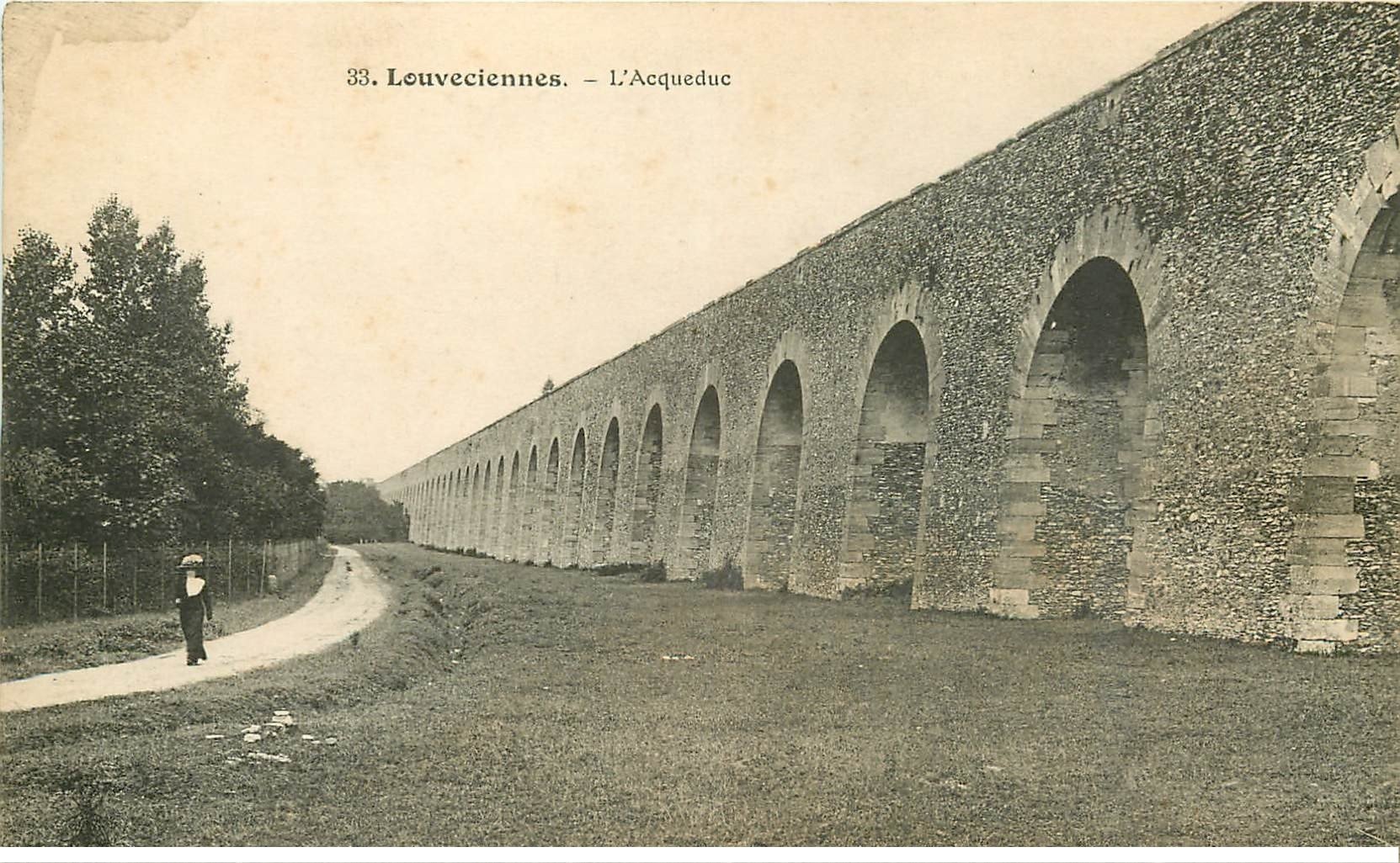 carte postale ancienne 78 LOUVECIENNES. Aqueduc et elégante