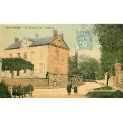 carte postale ancienne 78 LES MESNULS. Ecole sur Grande Rue 1906
