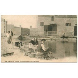 carte postale ancienne 14 COURSEULLES-SUR-MER. Parcs aux Huîtres. Le tri vers 1900