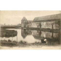 carte postale ancienne 78 LES ESSARTS-LE-ROI. Ferme de Montmort personnage lisant son journal 1927