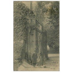carte postale ancienne 14 CREUILLY. Le Château Poterne et Enfant à l'Entrée 1907