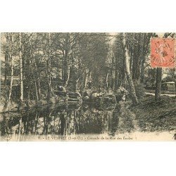 carte postale ancienne 78 LE VESINET. Cycliste à la Cascade Rue des Ecoles 1929