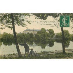 carte postale ancienne 78 MEULAN. Enfants regardant la Ferme de l'Île du Port 1911