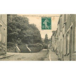 carte postale ancienne 78 MONTFORT-L'AMAURY. Escalier aux Tours 1908 (carte ondulée)...