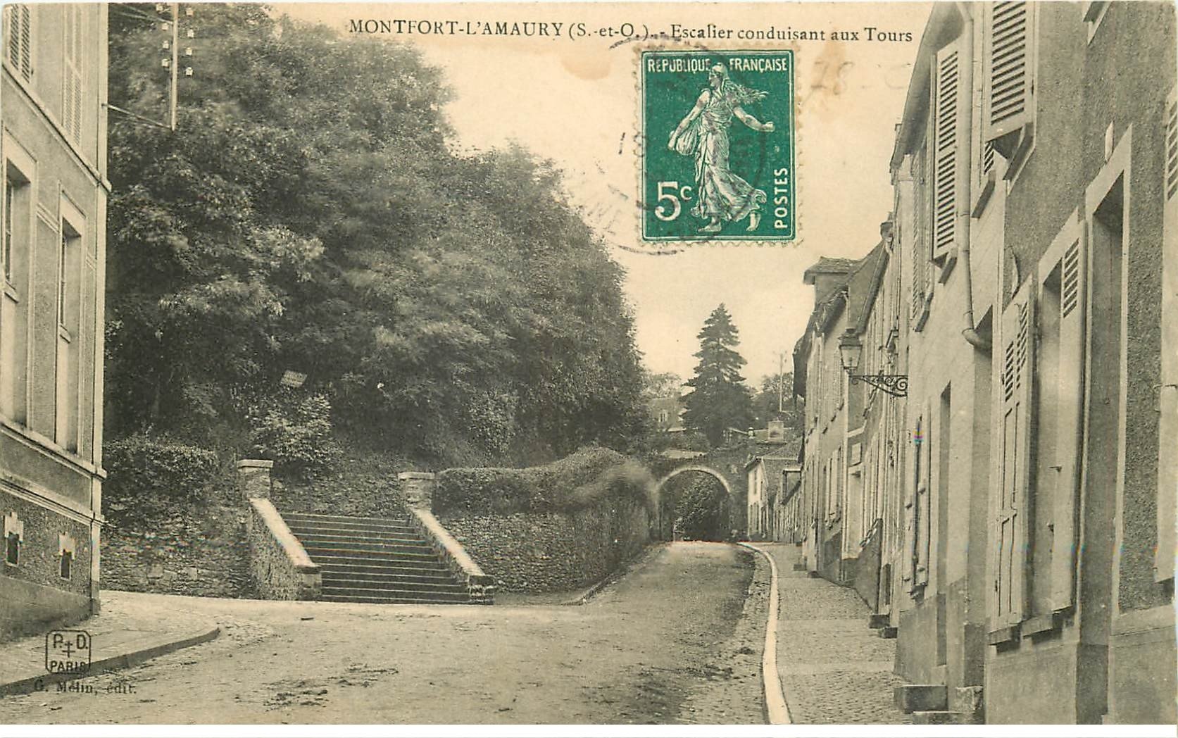 carte postale ancienne 78 MONTFORT-L'AMAURY. Escalier aux Tours 1908 (carte ondulée)...