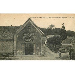 carte postale ancienne 78 MONTFORT-L'AMAURY. Porte Cimetière 1922 animation