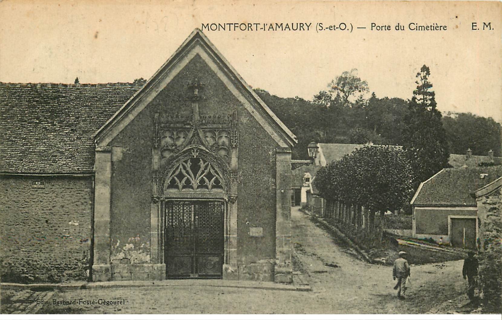 carte postale ancienne 78 MONTFORT-L'AMAURY. Porte Cimetière 1922 animation