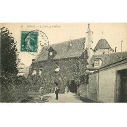 carte postale ancienne 78 POISSY. L'Enclos de l'Abbaye animation 1911