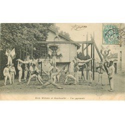 carte postale ancienne 78 RAMBOUILLET. Une Pyramide avec Drapeaux Ecole Militaire 1905