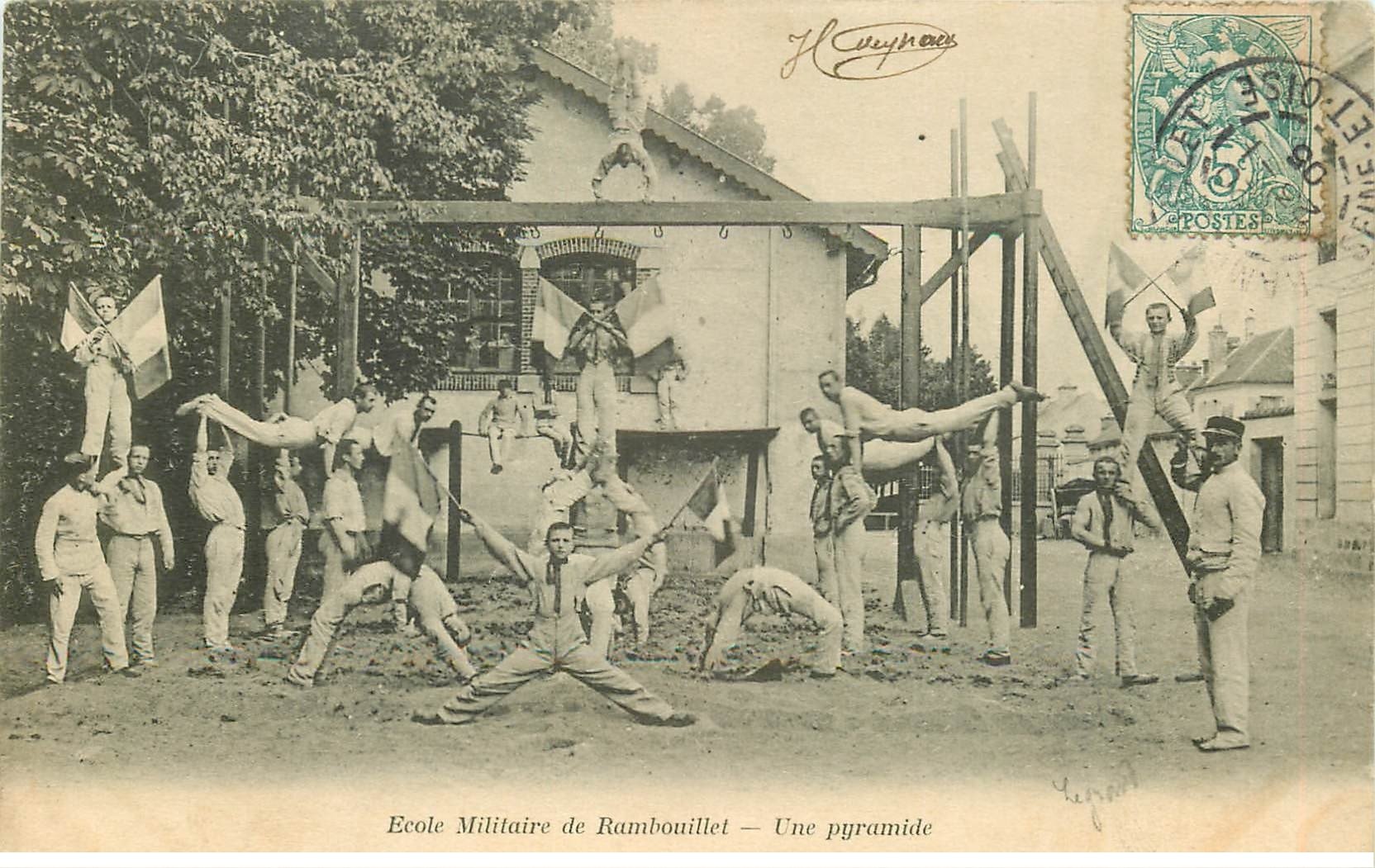 carte postale ancienne 78 RAMBOUILLET. Une Pyramide avec Drapeaux Ecole Militaire 1905