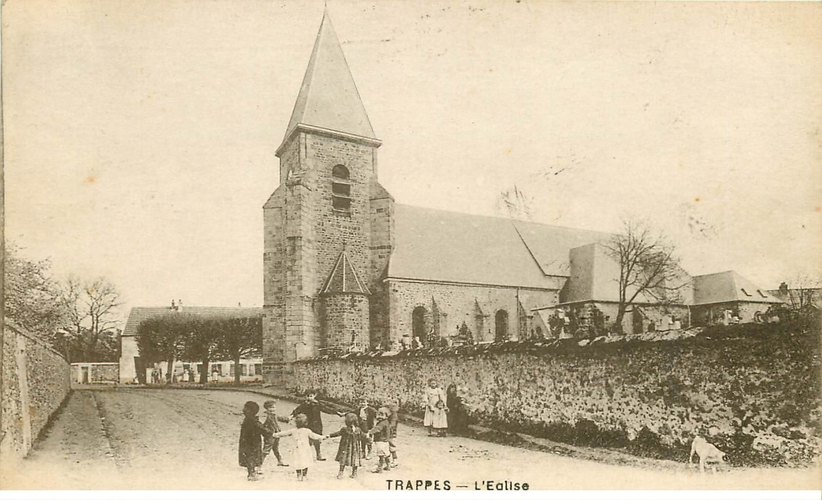 carte postale ancienne 78 TRAPPES. Ronde d'enfants devant l'Eglise et Cimetière 1935. Edition Berger