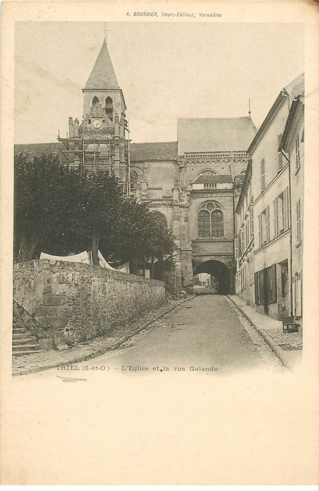 carte postale ancienne 78 TRIEL. L'Eglise et la Rue Galande
