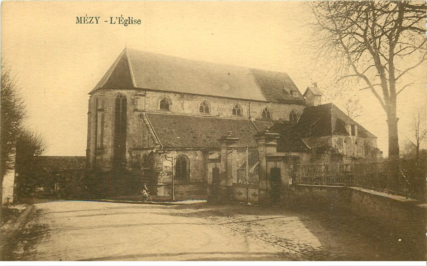 carte postale ancienne 78 MEZY. L'Eglise avec Cycliste