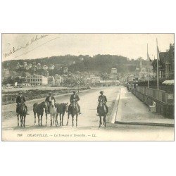 carte postale ancienne 14 DEAUVILLE. La Terrasse et Trouville. Lads promenant des Chevaux de Courses