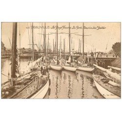 carte postale ancienne 14 DEAUVILLE. Le Bassin des Yachts au Port. Marins et Voiliers