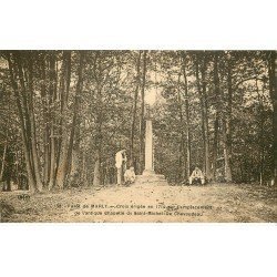 carte postale ancienne 78 MARLY-LE-ROI. Croix érigé en 1714 animation
