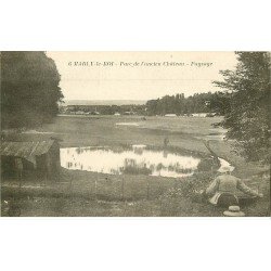 carte postale ancienne 78 MARLY-LE-ROI. Femme piqueniquant Parc Ancien Château