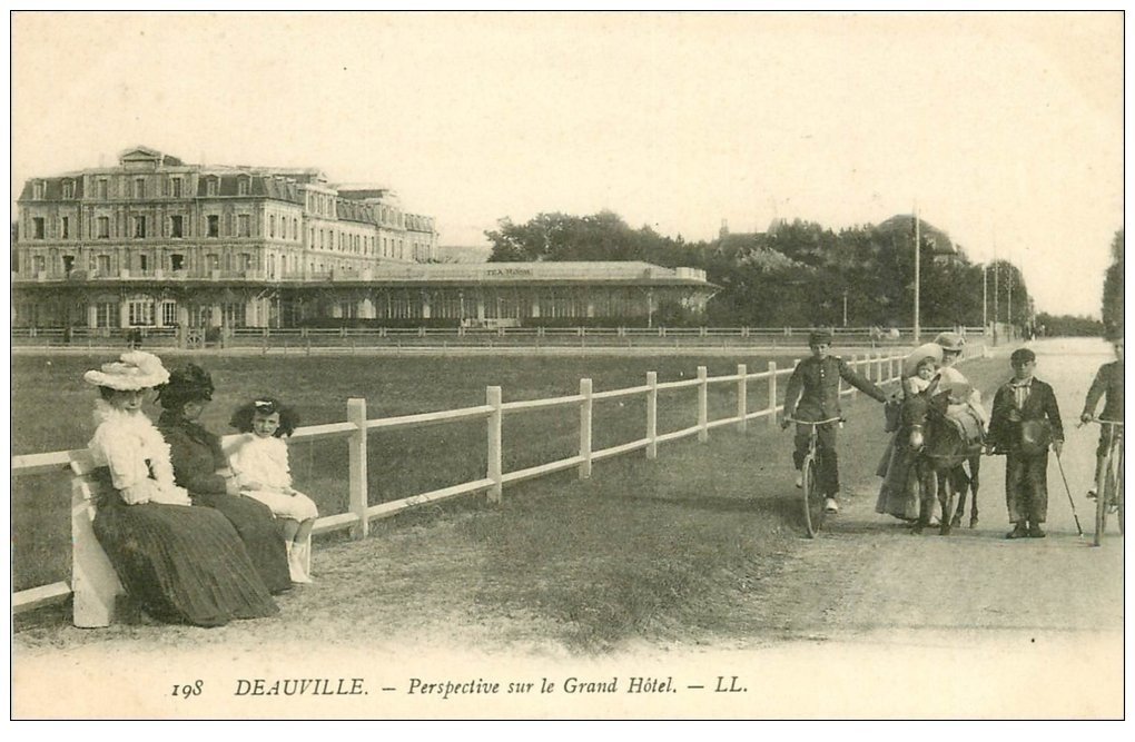 14 DEAUVILLE. Promenade à dos d'Ane et Grand Hôtel
