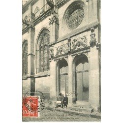 carte postale ancienne 78 MONTFORT-L'AMAURY. Porte de l'Eglise avec personnage lisant un journal 1908