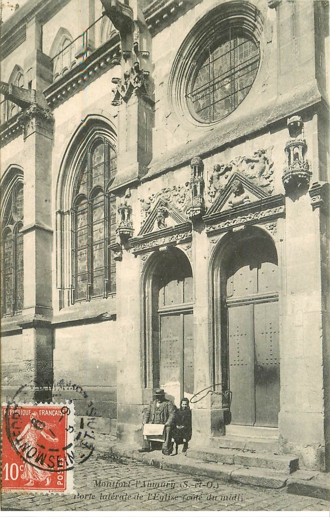 78 MONTFORT-L'AMAURY. Porte de l'Eglise avec personnage lisant un journal 1908