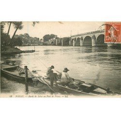 carte postale ancienne 78 POISSY. Jeunes Pêcheurs sur Barque vers le Pont 1917