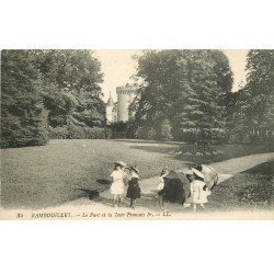 carte postale ancienne 78 RAMBOUILLET. Parc et Tour. Fillettes et ombrelles 1932