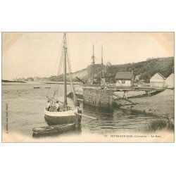 carte postale ancienne 14 DIVES. Le Port avec Bateau de Pêcheurs vers 1900