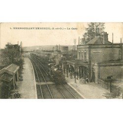 carte postale ancienne 78 VERNOUILLET VERNEUIL. La Gare avec Locomotive à vapeur et Train 1933