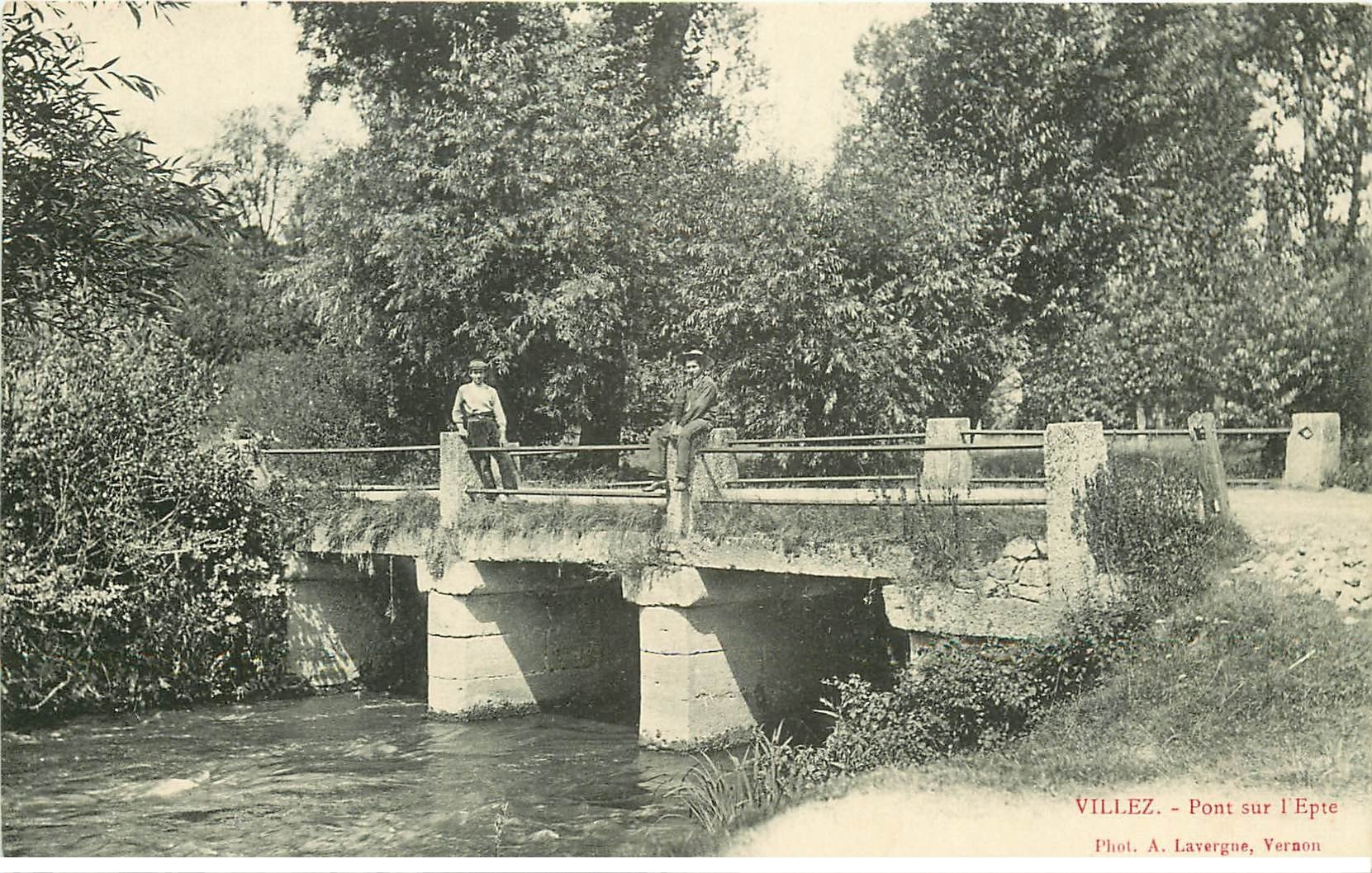 78 VILLEZ. Pont sur l'Epte avec personnages