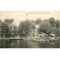 carte postale ancienne K. 78 MAISONS-LAFFITTE. Les Bains Froids avec Canoïste sur bouée 1906