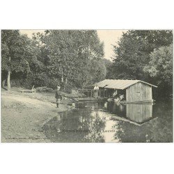 carte postale ancienne 02 GUIGNICOURT. Le Lavoir. Lavandières et Laveuses